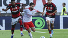 Rafa Silva disputa bola