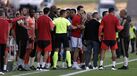 Momento de tensão nos bancos de Benfica e Flamengo durante o particular no Algarve