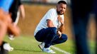 Francesco Farioli observa a equipa durante a pré-temporada