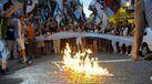 Manifestantes queimam uma bandeira britânica em protesto contra a chegada do Príncipe William às Ilhas Malvinas, no exterior da Embaixada do Reino Unido em Buenos Aires, na Argentina, em 2012