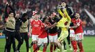 Pavlidis e restantes jogadores do Benfica festejam o golo de Trubin frente ao Real Madrid na Champions 2025/26