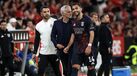 Pavlidis sorridente após pequena conversa com José Mourinho no momento da substituição