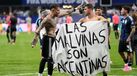 Tarja dos jogadores argentinos onde se lê "As Malvinas são argentinas"