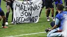 Tarja dos jogadores argentinos onde se lê "As Malvinas são argentinas"