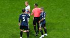 Leandro Paredes pressiona árbitro para expulsar Harry Kane