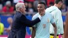 Mbappé com Deschamps