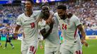 Bukayo Saka celebra hat-trick com Bellingham e James