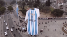 «Obrigado, Leo»: cidade natal de Messi presta homenagem antes da final do Mundial com camisola gigante