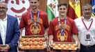 Dois jogadores com uma amostra daquilo que levarão para casa