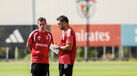 Marco Silva à conversa com um dos adjuntos, Ricardo Rocha
