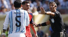 Slavko Vincic à conversa com Paredes e Laporte durante a final do Mundial