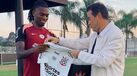 Nas férias também se trabalha: Rafael Leão foi treinar ao Corinthians e recebeu uma 'prenda'