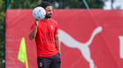 Ruben Amorim, treinador do AC Milan, observa durante treino no Milanello