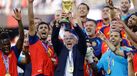 Luis de la Fuente a levantar o troféu do Mundial'2026