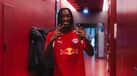 Yan Diomande no corredor de balneários do RB Leipzig