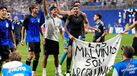 Jogadores da seleção argentina com uma tarja sobre as Ilhas Malvinas após o jogo contra a Inglaterra