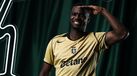 Diomande a vestir o equipamento alternativo do Sporting para 2026/27