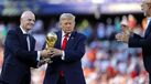 Infantino e Trump na entrega da Taça do Mundial à Espanha