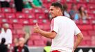 Sudakov cumprimenta os adeptos do Benfica nas bancadas do Estádio da Luz