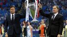 Em Milão, o Javier Zanetti e Franco Baresi seguram o troféu da Liga dos Campeões em 2016