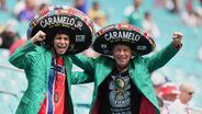 Adeptos com os tradicionais chapéus mexicanos