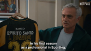 Mourinho na Netflix: camisola de Cristiano Ronaldo, chuteiras de Maradona e o troféu que lembra o Benfica