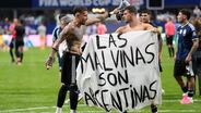 Tarja dos jogadores argentinos onde se lê "As Malvinas são argentinas"