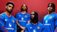 Jogadores do Manchester United mostram-se com o novo equipamento alternativo