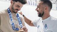 Zé Pedro, com a medalha ao peito, ao lado de Farioli