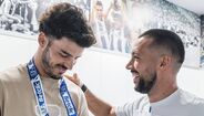 Zé Pedro, com a medalha ao peito, ao lado de Farioli