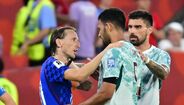 Modric foi consolado pelos jogadores portugueses