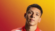 Gianluca Prestianni posa com o novo equipamento alternativo do Benfica para 2026/27