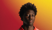 Anísio Cabral posa com o novo equipamento alternativo do Benfica para 2026/27