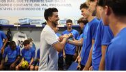 João Brandão cumprimenta os jogadores