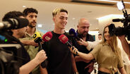 Jesse Derry à chegada a Lisboa