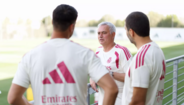 Mourinho à conversa com os seus adjuntos