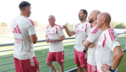 José Mourinho à conversa com Khedira e restantes adjuntos
