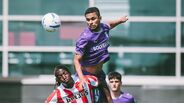 Gabriel Silva em disputa aérea