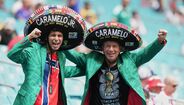 Adeptos com os tradicionais chapéus mexicanos