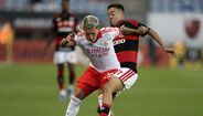 Prestianni durante o Benfica-Flamengo no Algarve