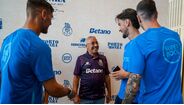 Jogadores do FC Porto recebem adeptos em Inglaterra