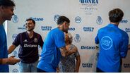 Jogadores do FC Porto recebem adeptos em Inglaterra