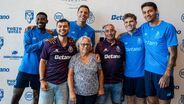Jogadores do FC Porto recebem adeptos em Inglaterra