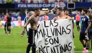 Tarja dos jogadores argentinos onde se lê 'As Malvinas são argentinas'