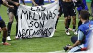 Tarja dos jogadores argentinos onde se lê "As Malvinas são argentinas"