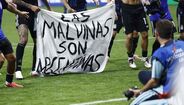 Tarja dos jogadores argentinos onde se lê 'As Malvinas são argentinas'