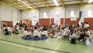 Jovens participam em evento sobre confiança corporal e desporto em escola