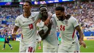 Bukayo Saka celebra hat-trick com Bellingham e James