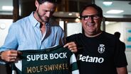 Van Wolfswinkel recebeu camisola com o seu nome das mãos de Paulinho
