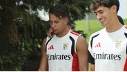 Amar Dedic à conversa com António Silva antes do treino no Benfica Campus